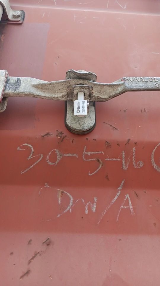 Puerta de contenedor con número de contenedor y precinto de seguridad cerrado