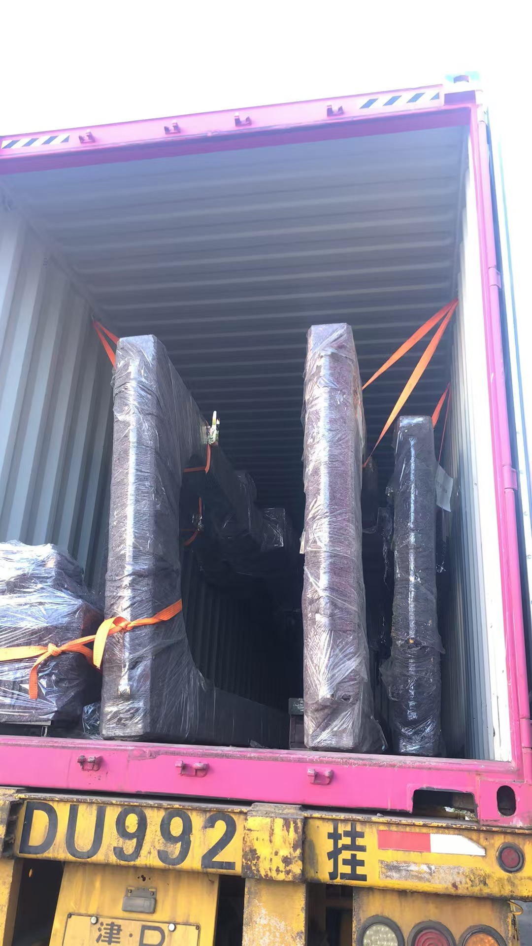 Sujeción de carga dentro de un contenedor con calzos y correas