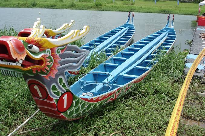 Estatua tradicional de Qu Yuan en un bote dragón