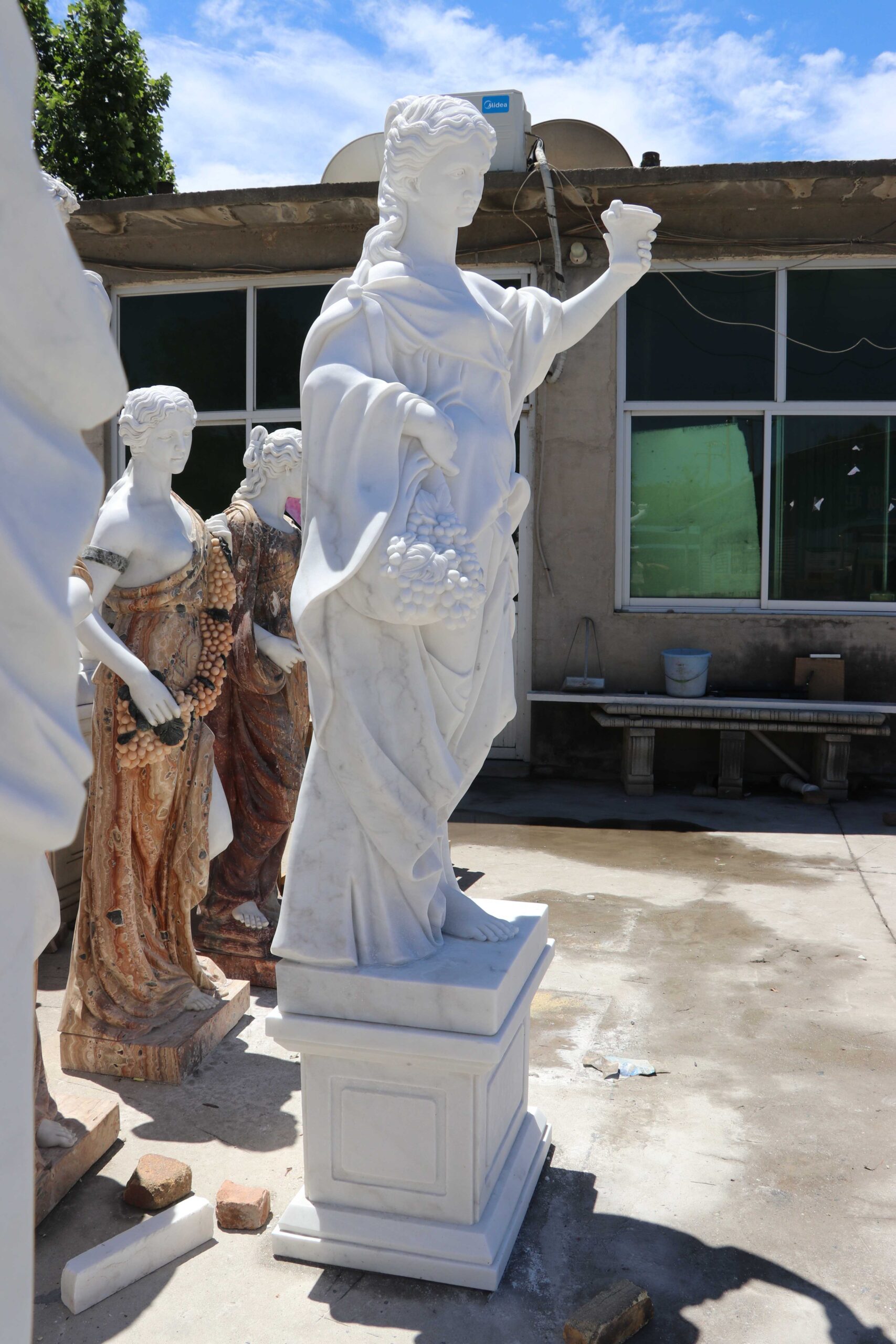 Estatua decorativa con la mano rota tras el transporte