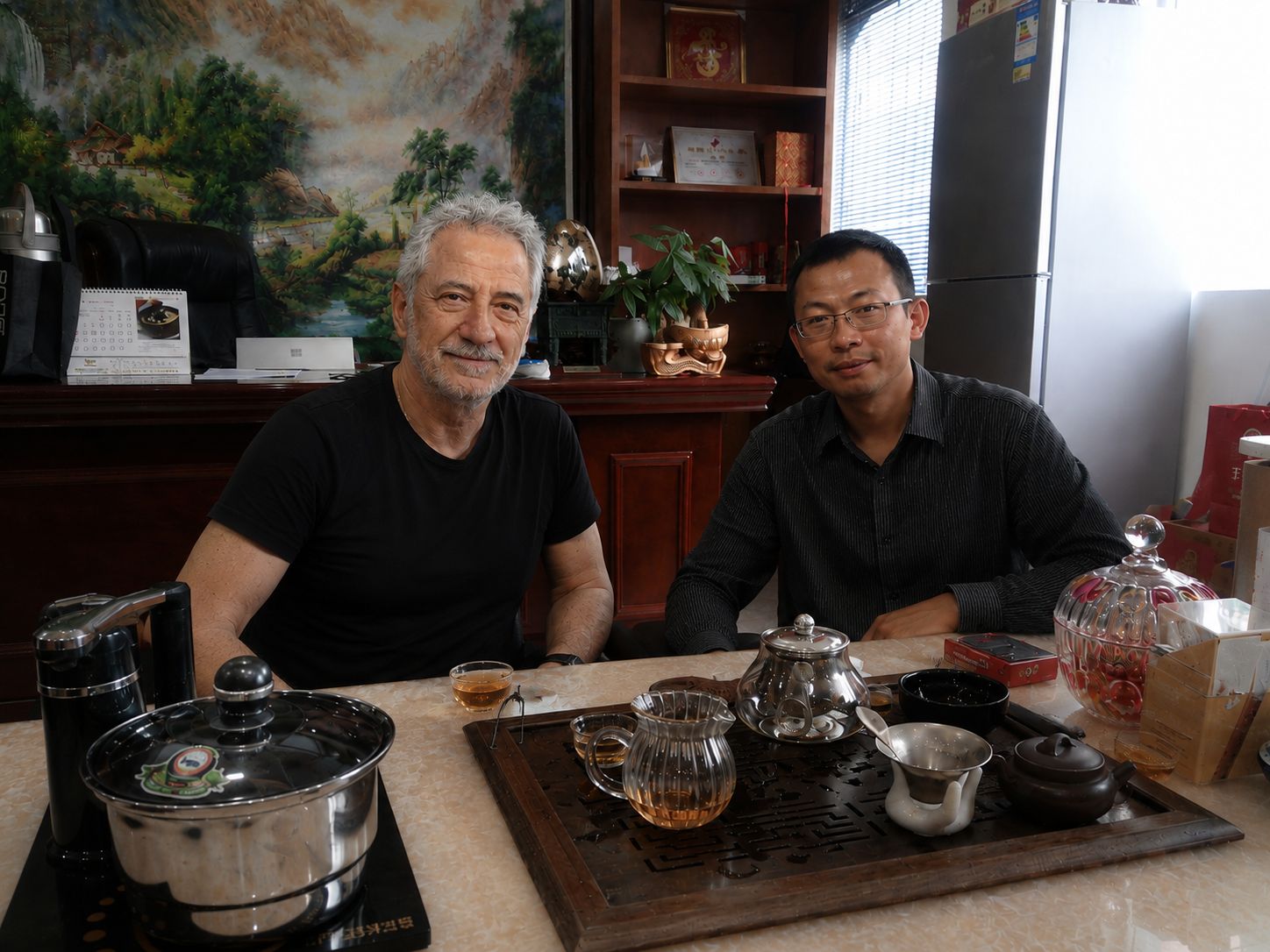 Javier Gomez Pescuma compartiendo la ceremonia del té con Michael, uno de sus contactos en China